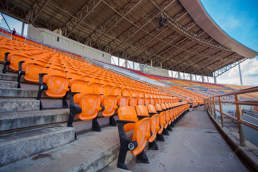 Lugares vazios no estádio de futebol.