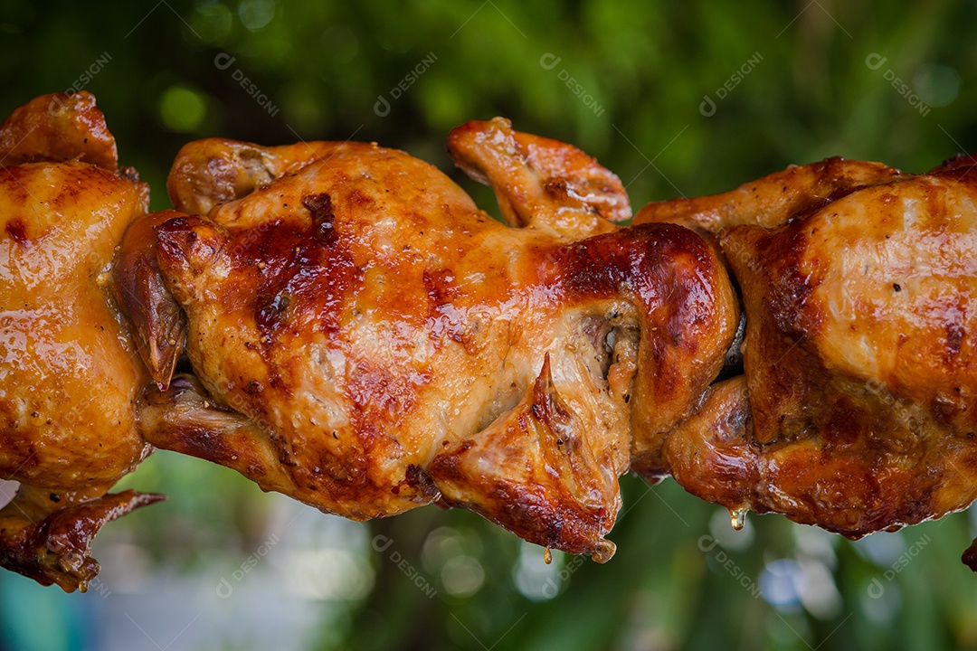 Frango assado inteiro saboroso.