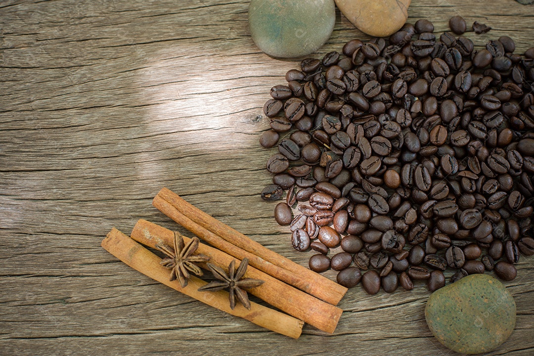 Grãos de café em fundo de madeira.