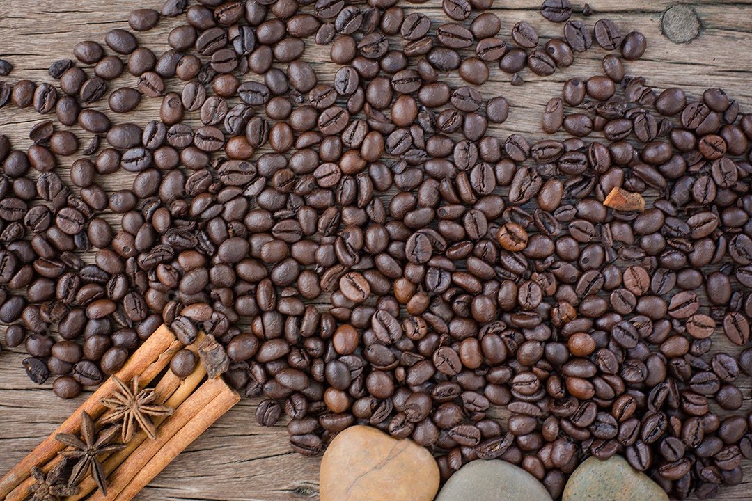 Grãos de café em fundo de madeira.
