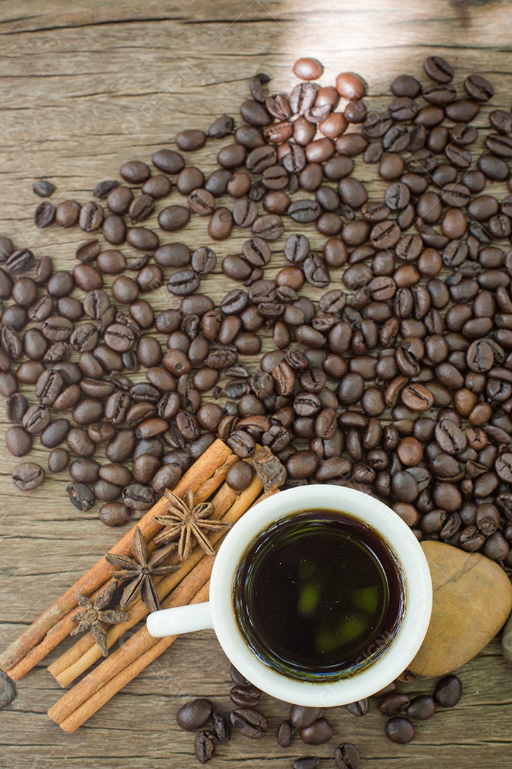 Xícara de café e grão de café em uma cor vintage de mesa de madeira.