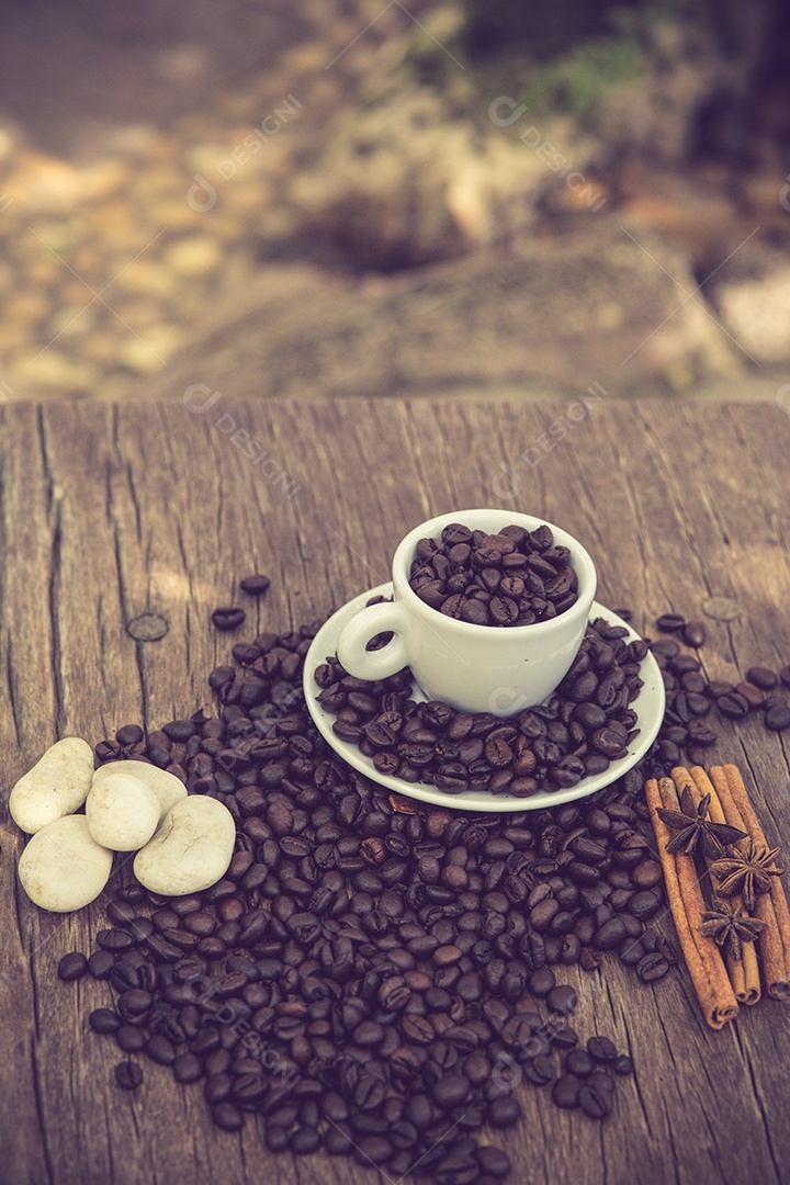 Xícara de café e grão de café em uma cor vintage de mesa de madeira.