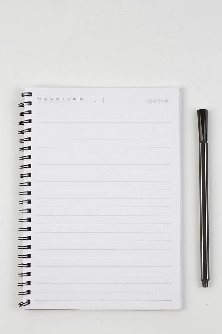 Caderno esguio com caneta sobre fundo branco