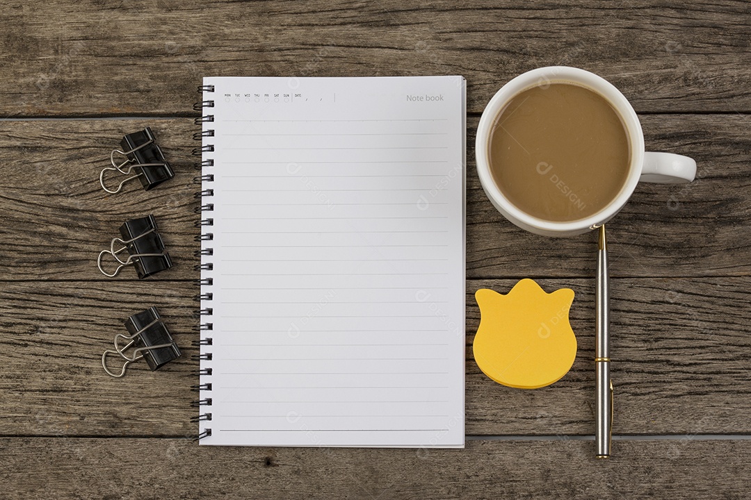 Caderno em branco com caneta e lápis na mesa de madeira, golpe de negócios