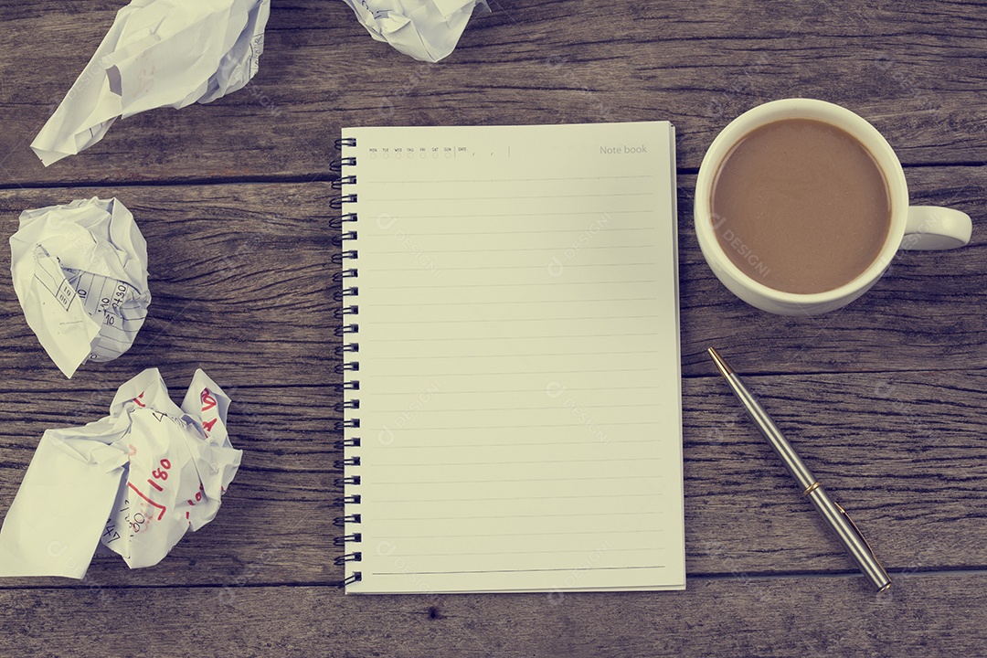 Caderno em branco com caneta e lápis na mesa de madeira, golpe de negócios