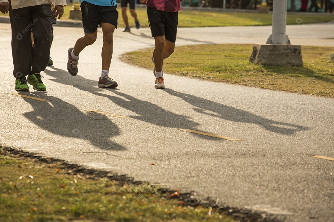 Vista de pernas de uma corrida ao ar livre no parque.