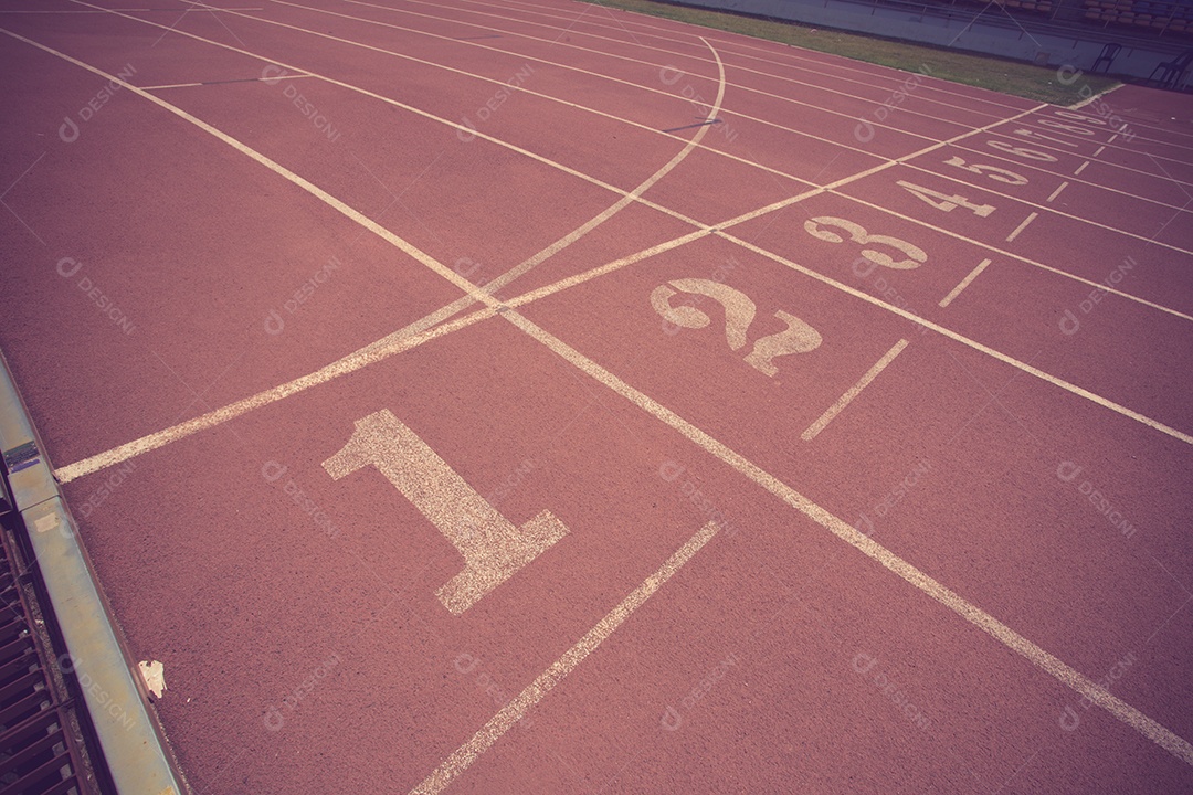 Números na pista de corrida na cor vintage do estádio.