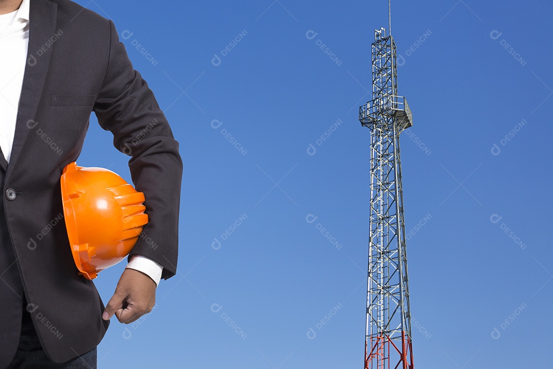 Engenheiro segurando capacete laranja para segurança dos trabalhadores