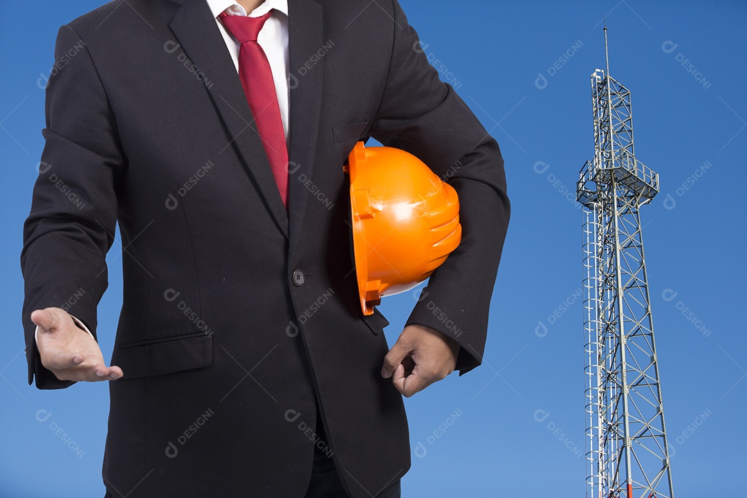 Engenheiro segurando capacete laranja para segurança dos trabalhadores