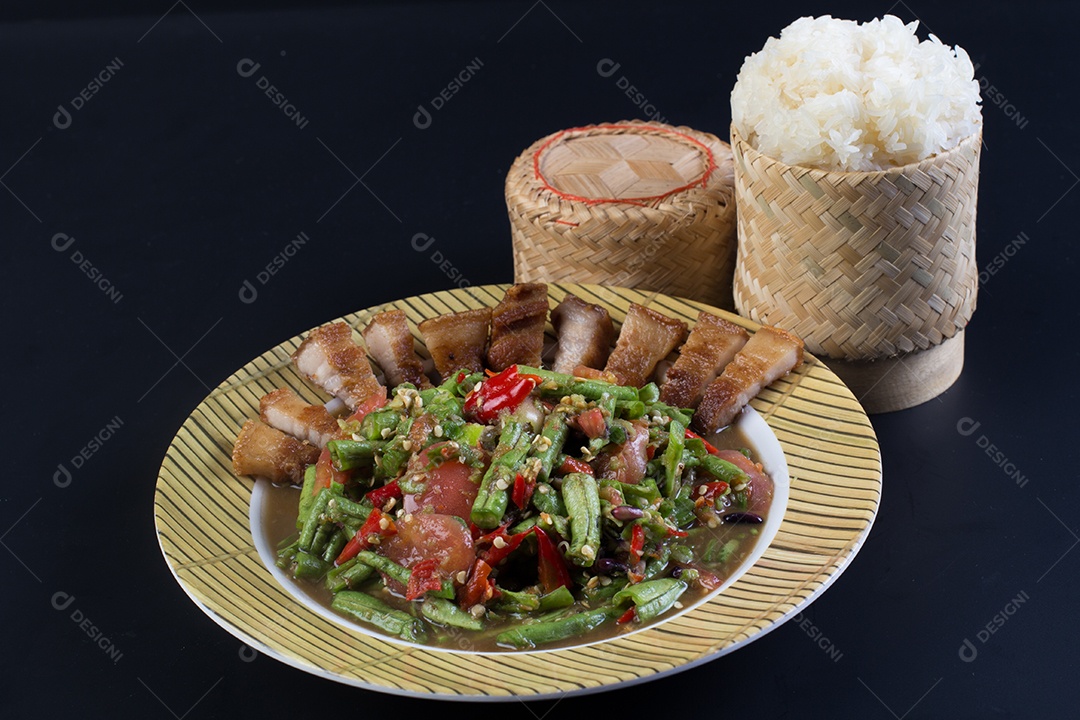 Comida tailandesa famosa, salada de mamão ou o que chamamos de Somtum em tailandês