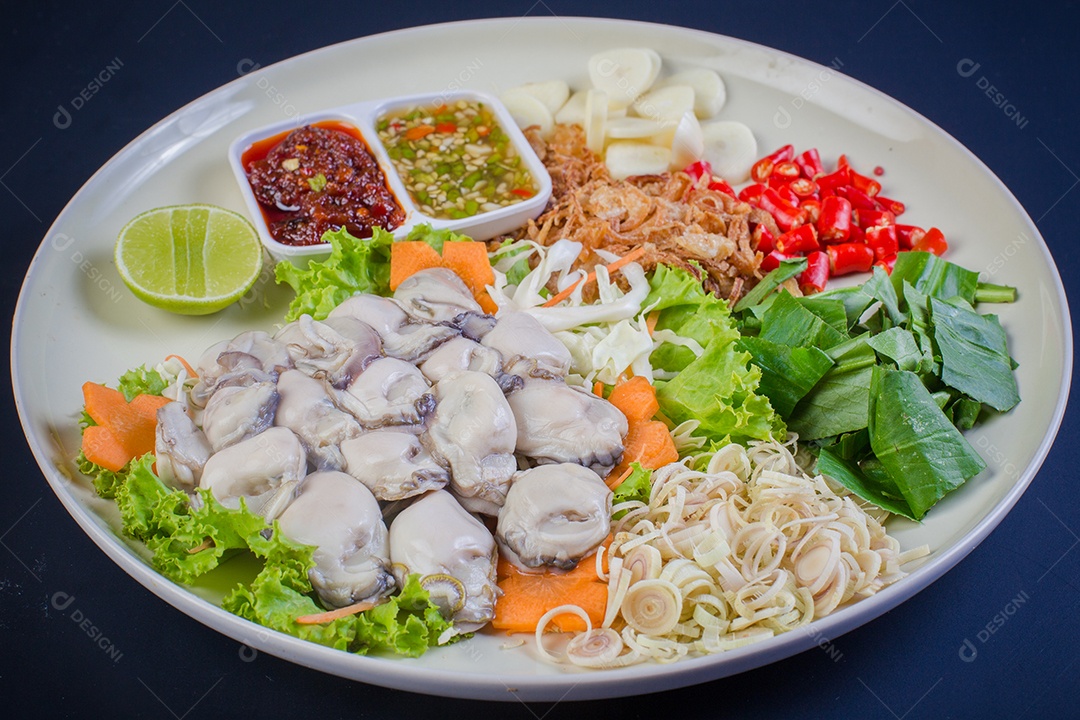 Salada de ostras frescas, ostra fresca - servida com pimenta, alho e limão.,