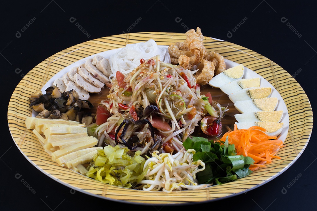 Comida tailandesa famosa, salada de mamão ou o que chamamos de Somtum em tailandês