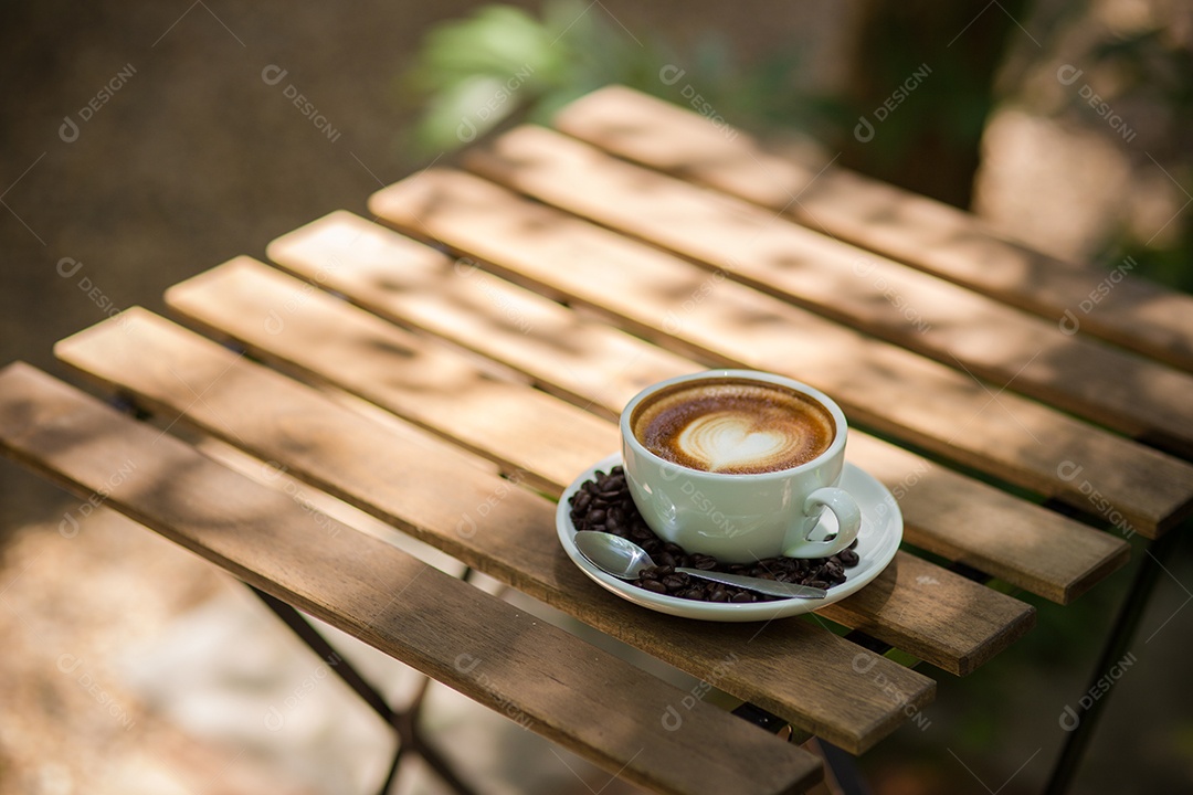 Café Latte Art com grãos de café.