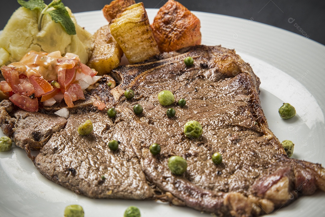 Prato de comida bife grelhado restaurante