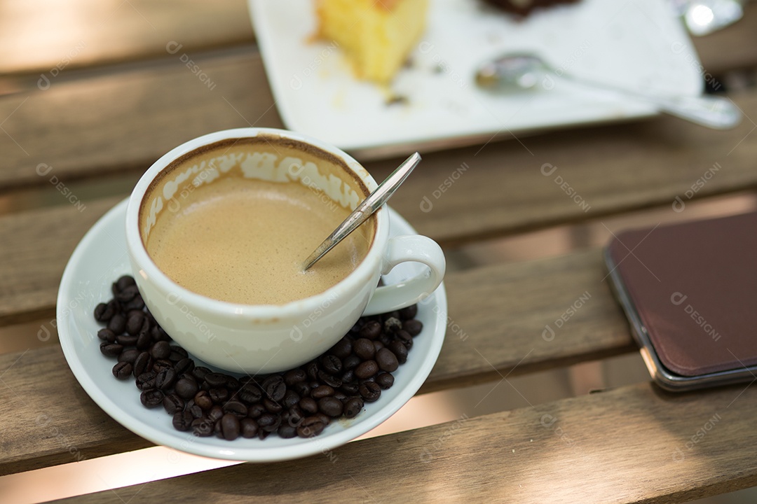 Café xicara com grãos de café