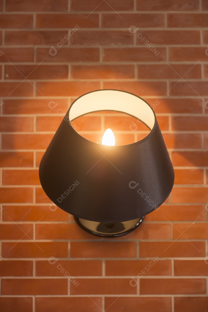 Lâmpada preta no fundo da parede vermelha