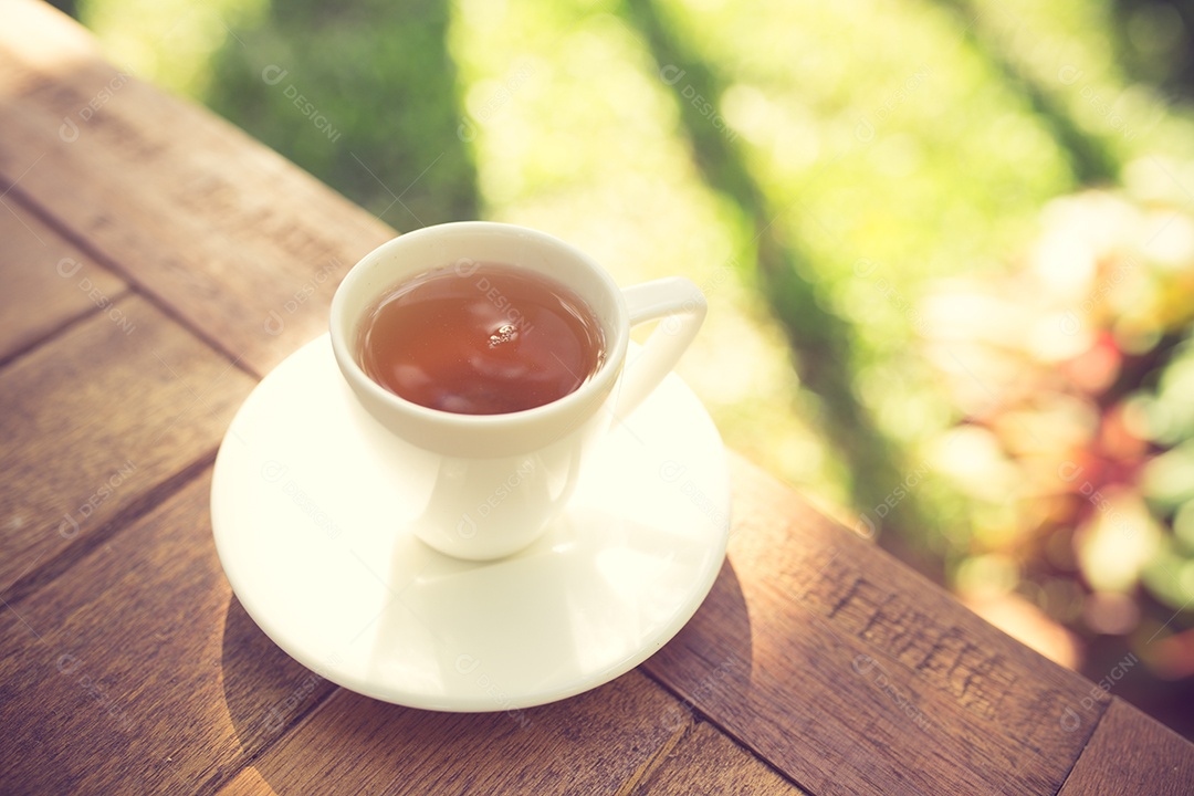 Copo de chá sobre uma mesa de madeira