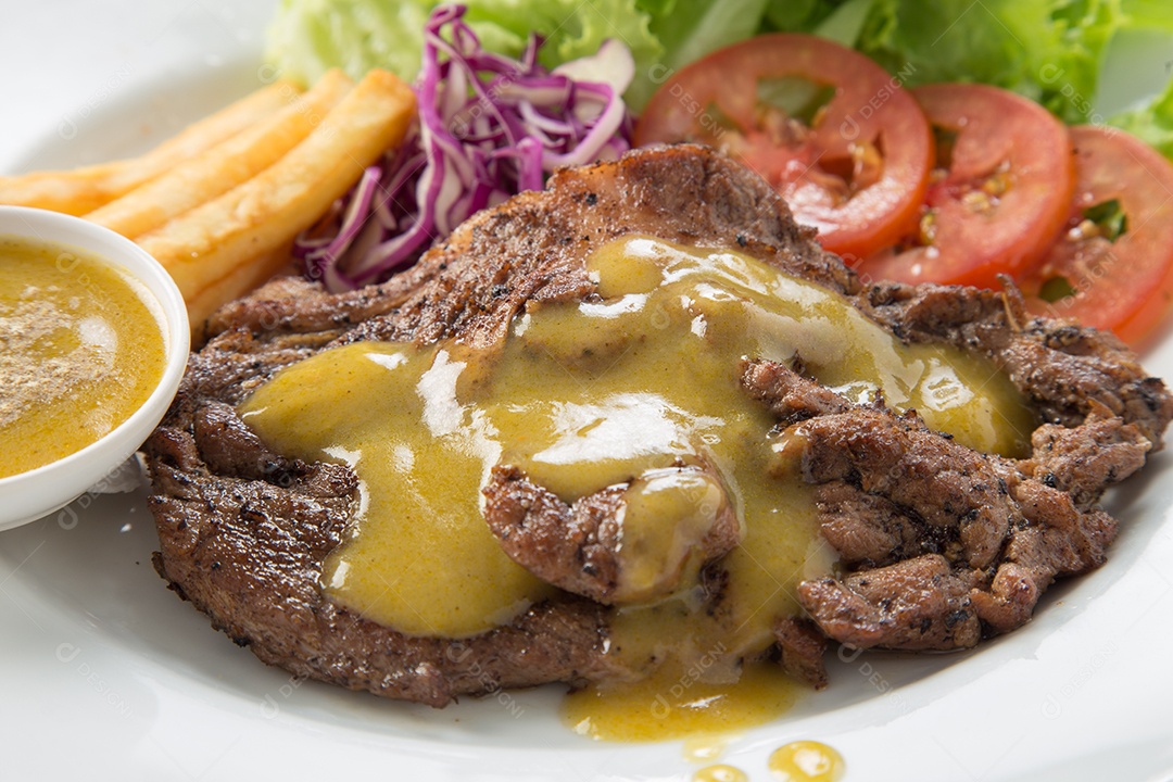 Prato branco de comida bife sobre uma mesa de restaurante