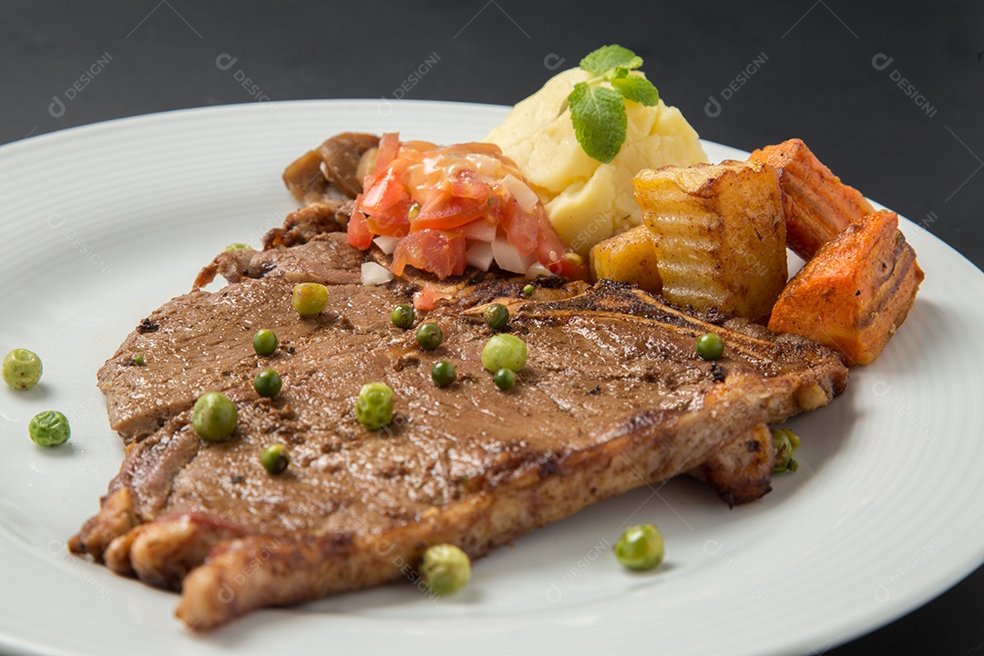 Prato branco de comida bife sobre uma mesa de restaurante