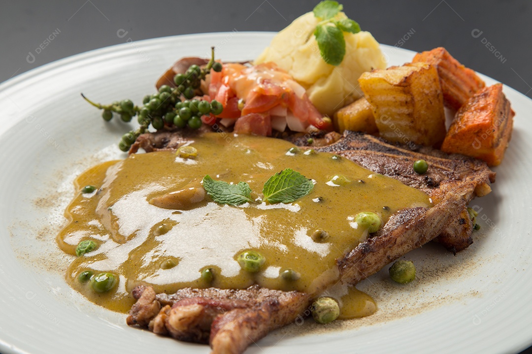 Prato branco de comida bife sobre uma mesa de restaurante