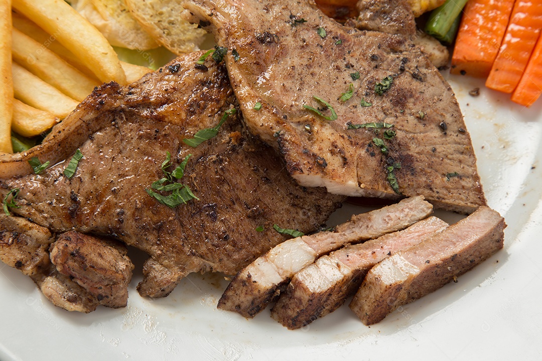 Prato branco de comida bife sobre uma mesa de restaurante