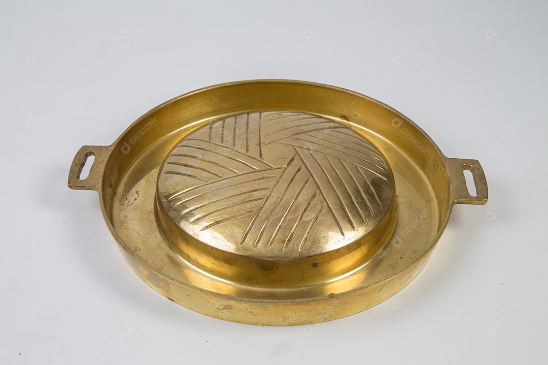 Frigideira dourada sobre fundo isolado branco