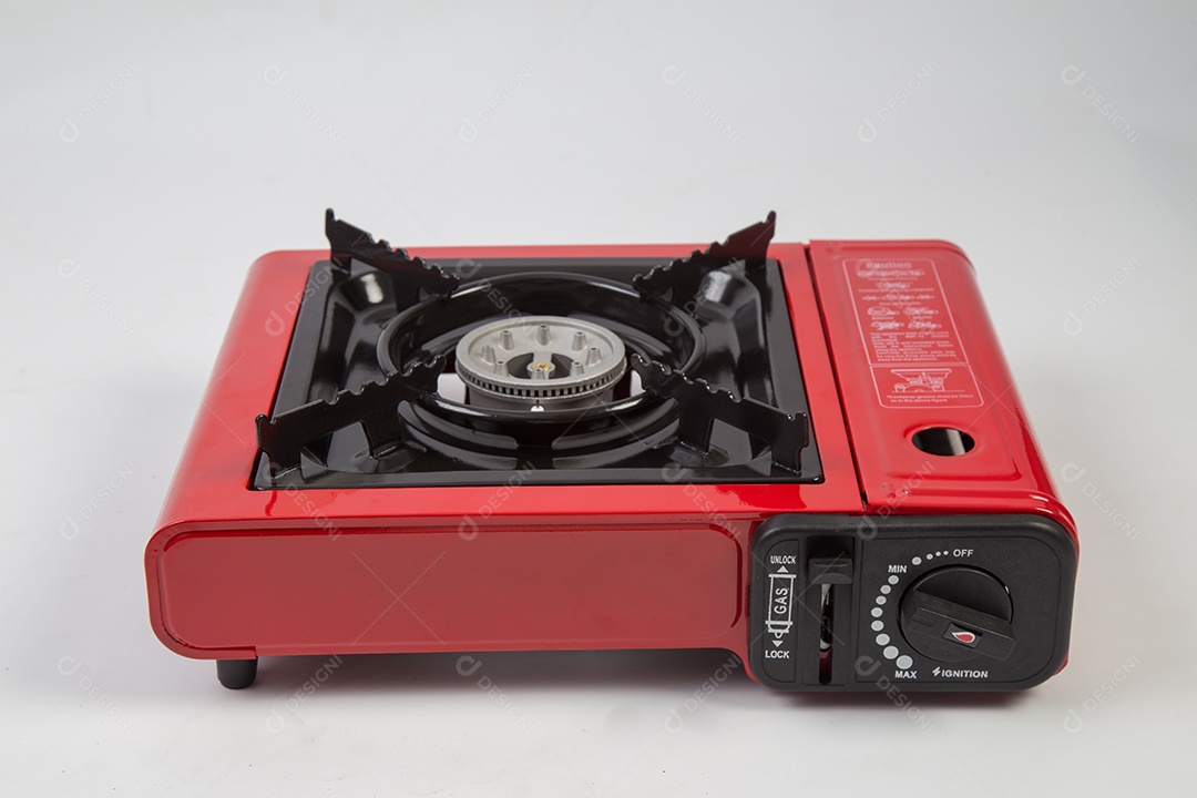 Fogão a gás portátil isolado no branco.