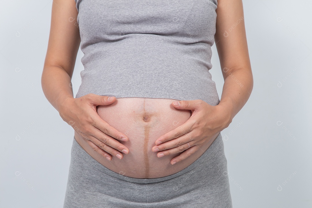 Mulher grávida sobre fundo branco