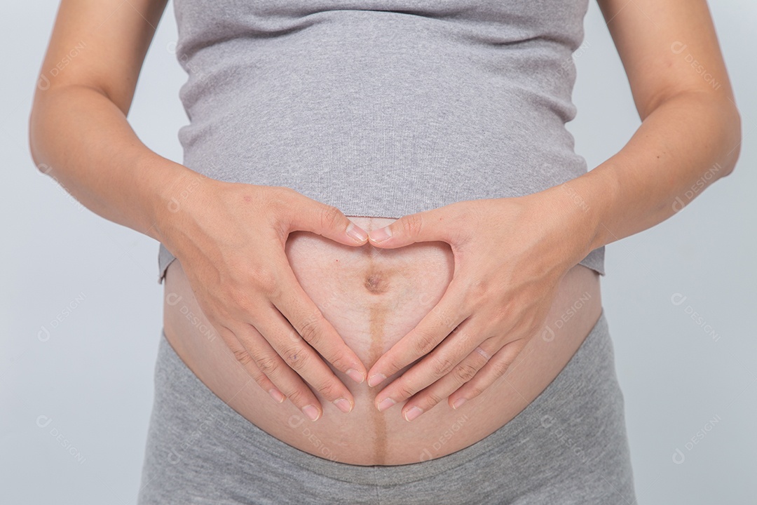 Mulher grávida sobre fundo branco