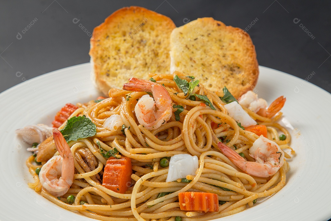 Prato de comida Espaguete com molho