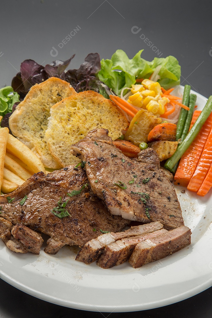 Prato branco de comida bife sobre uma mesa de restaurante