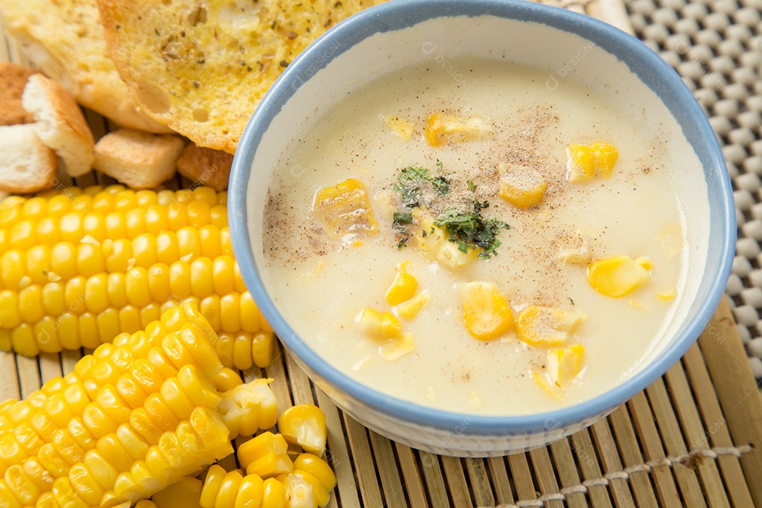 Sopa de milho sobre uma tigela