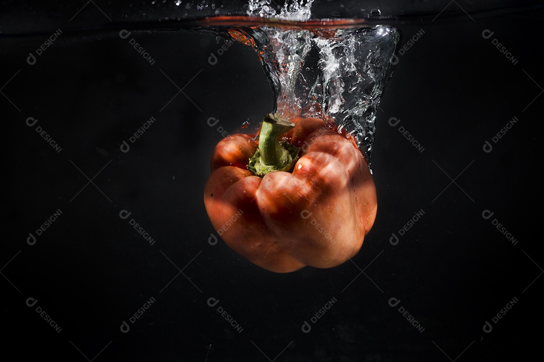 Legumes espirram água no fundo preto