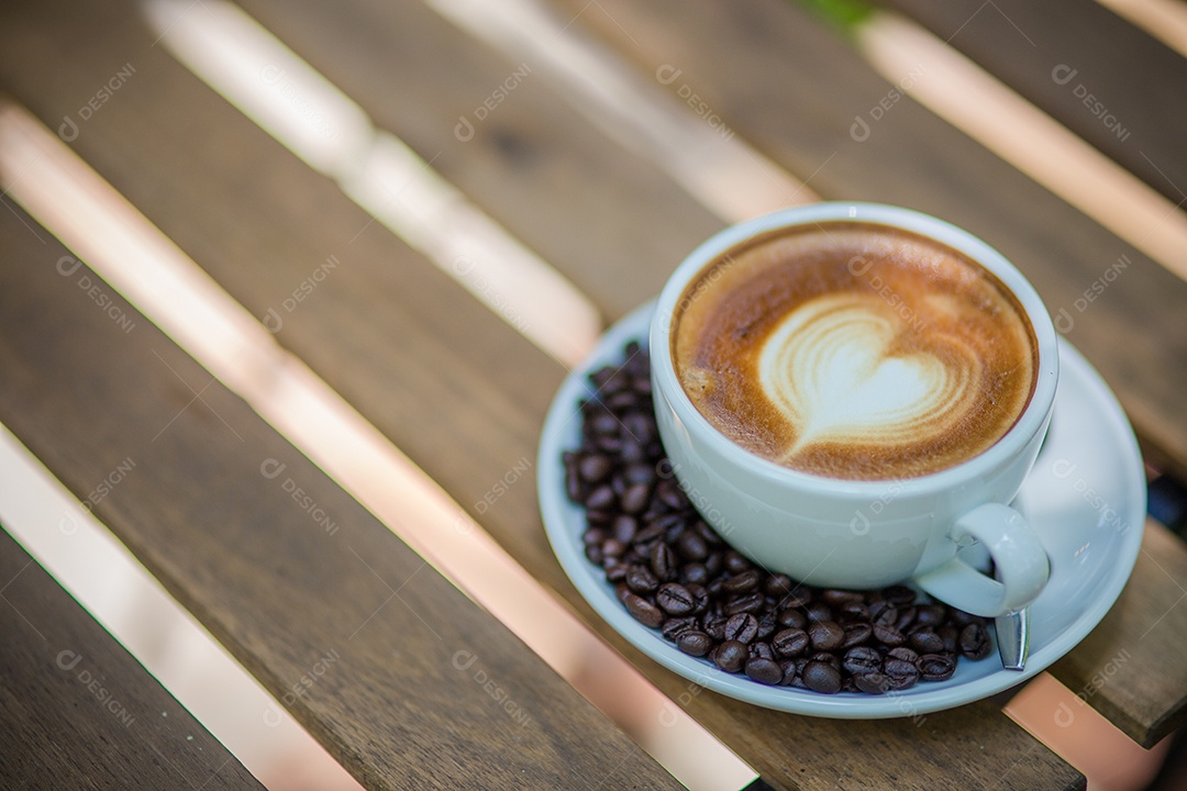 Café Latte Art com grãos de café.