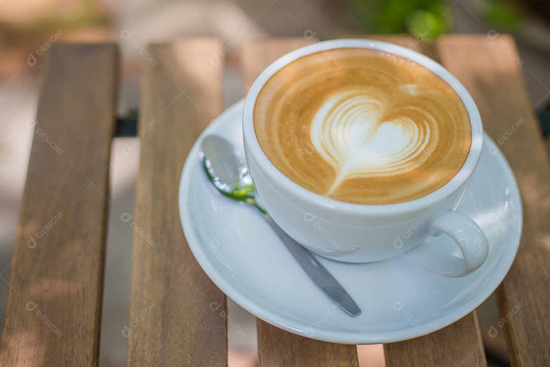 Café Latte Art com grãos de café.