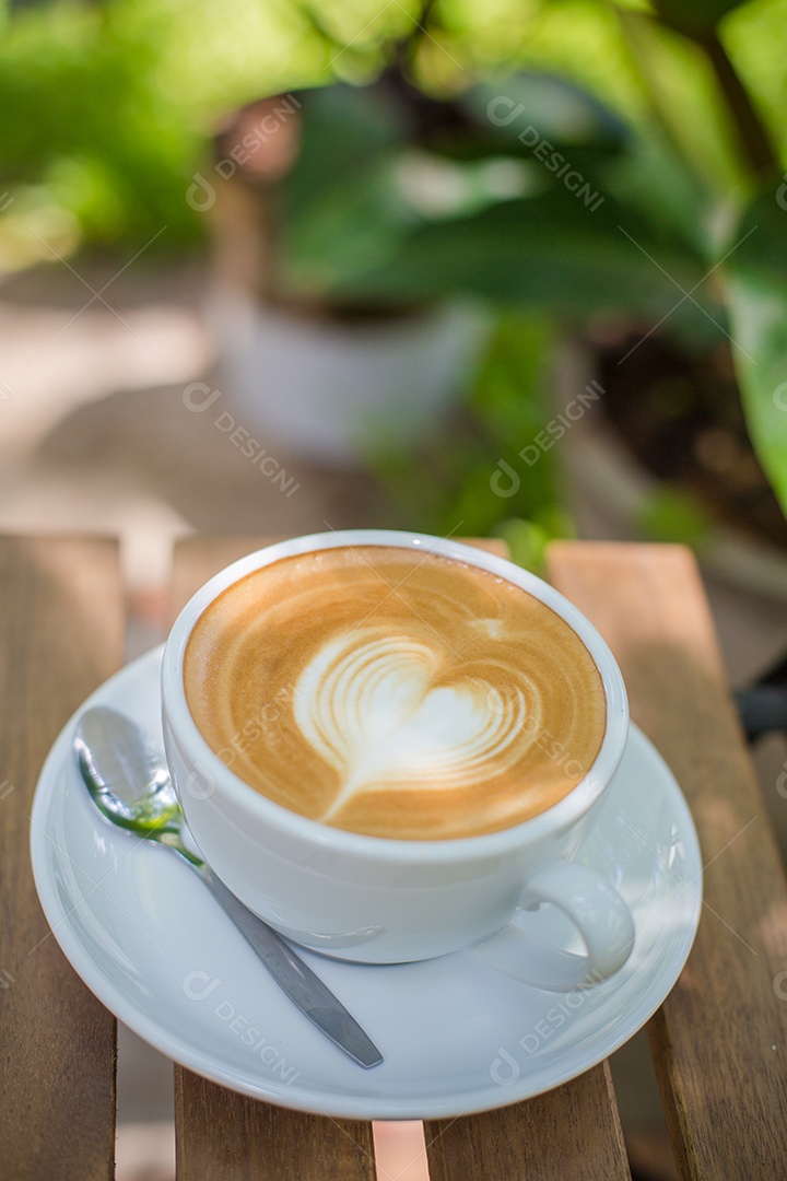 Café Latte Art com grãos de café.