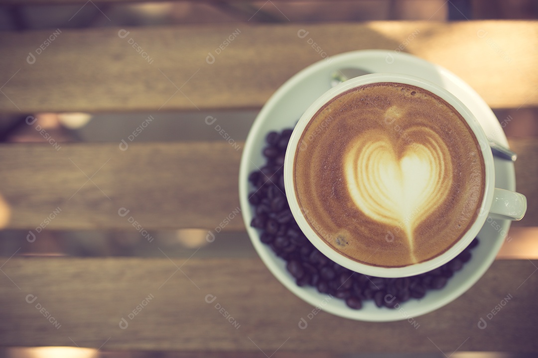 Café Latte Art com grãos de café cor vintage.
