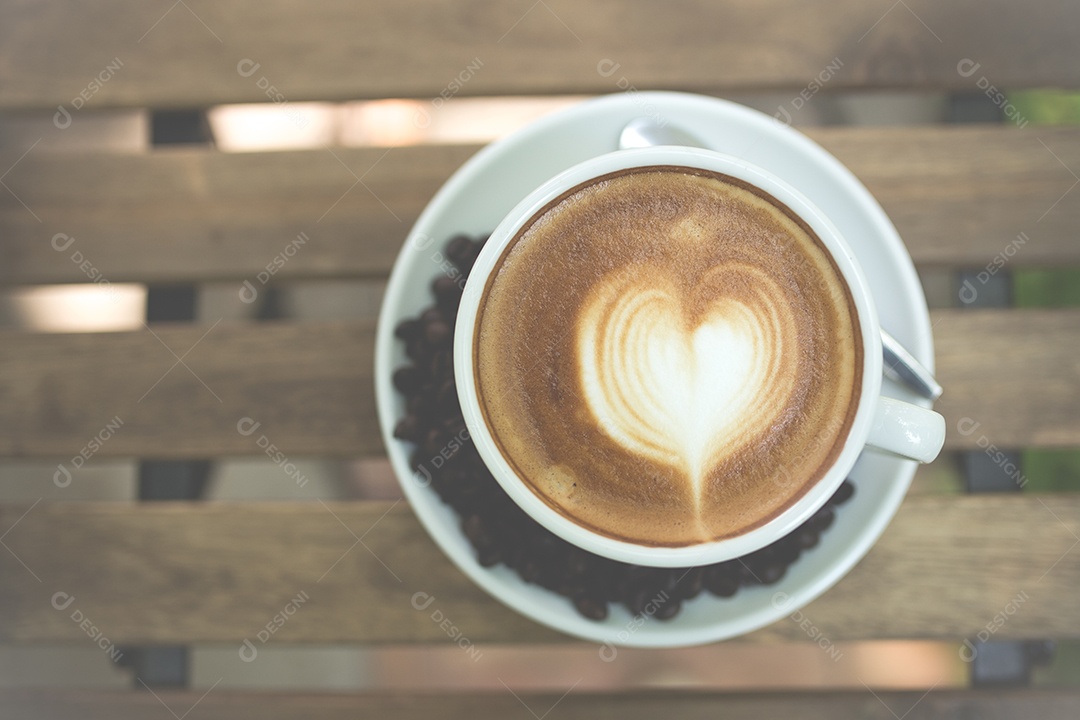 Café Latte Art com grãos de café cor vintage.