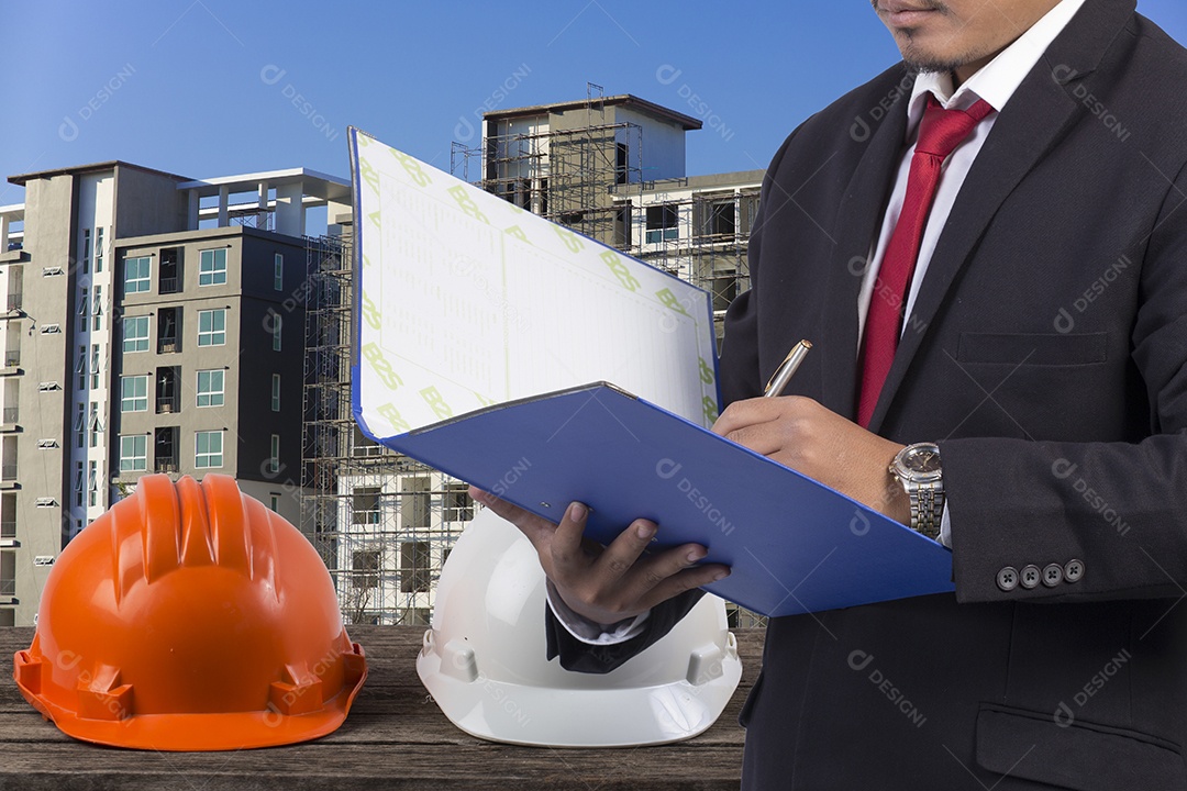 Negócios, escrita, bloco de notas sobre fundo de construção.