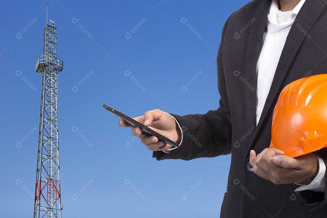 Engenheiro segurando capacete laranja para segurança dos trabalhadores na construção.