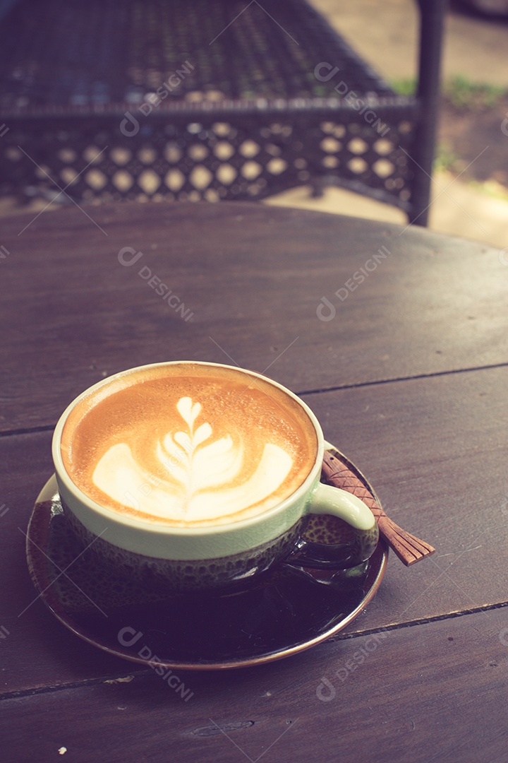 Café Latte Art com grãos de café cor vintage.