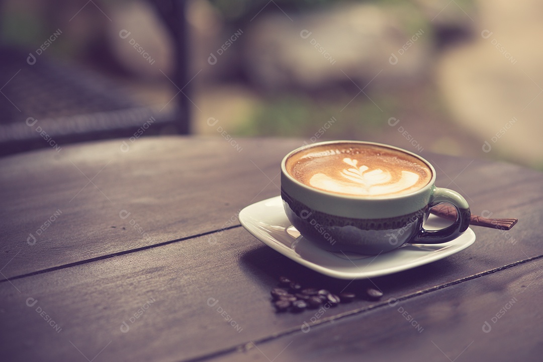 Café Latte Art com grãos de café cor vintage.