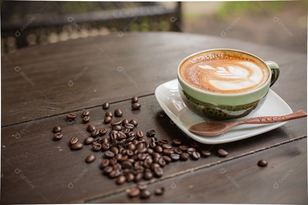 Café Latte Art com grãos de café.