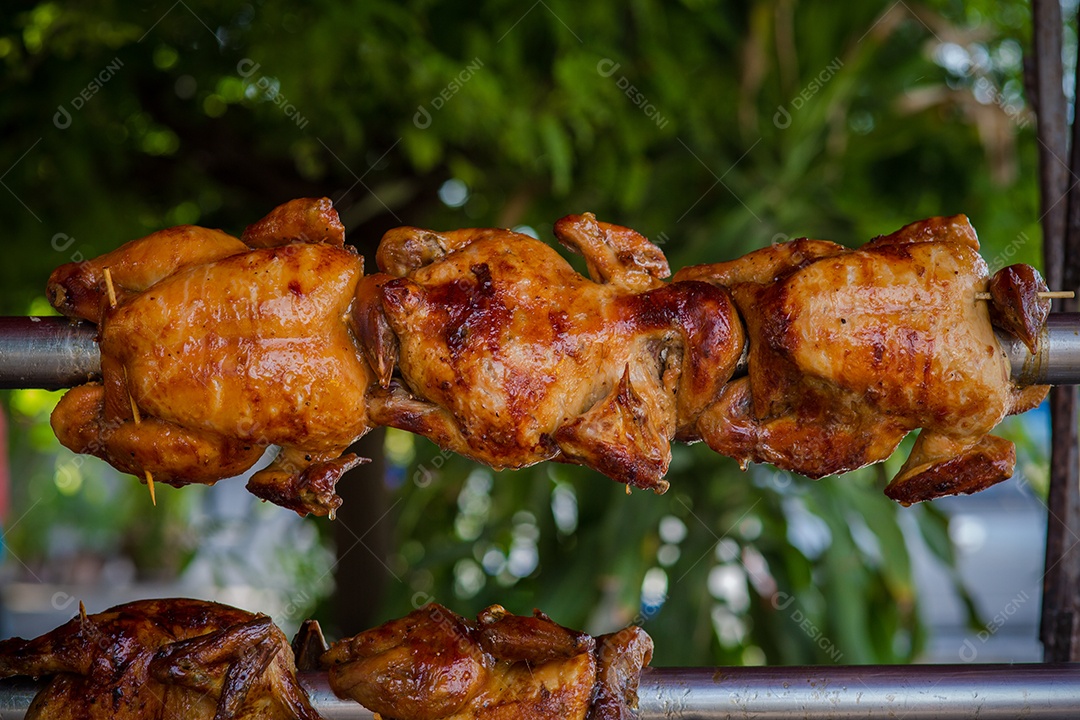 Frango assado inteiro saboroso.