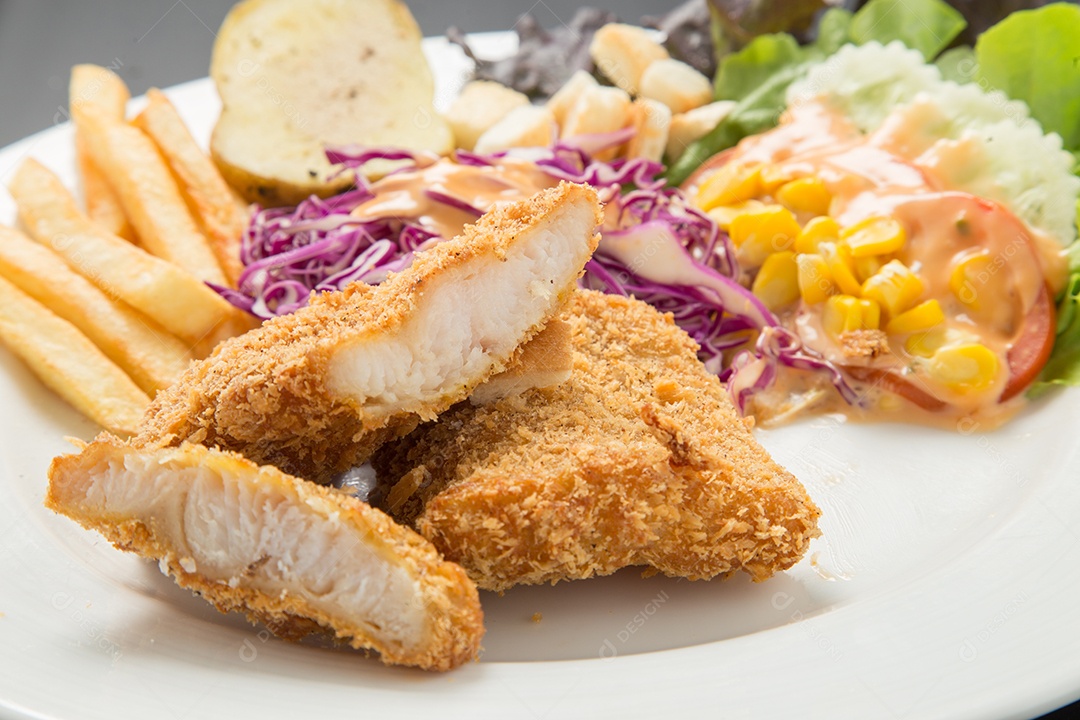 Comida, peixe e batata frita.