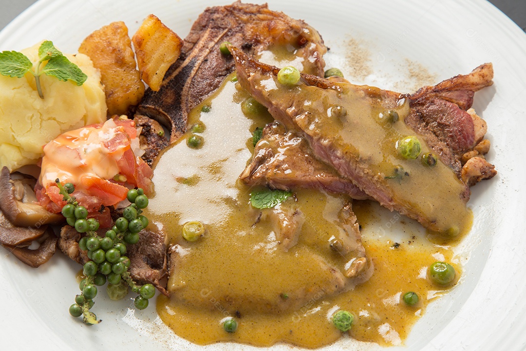 Bife de carne e salada de legumes em um prato.