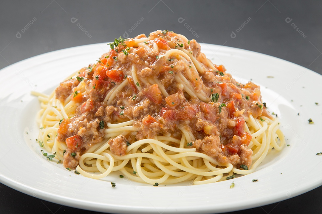 Esparguete com molho de tomate.