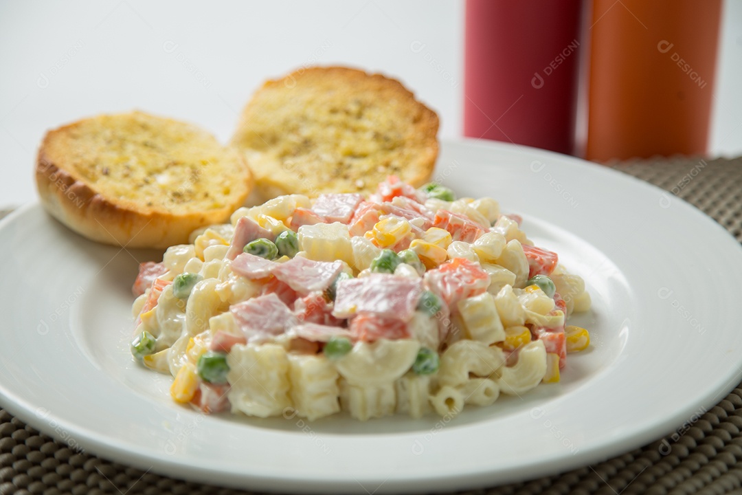 Salada de macarrão com maionese e legumes.