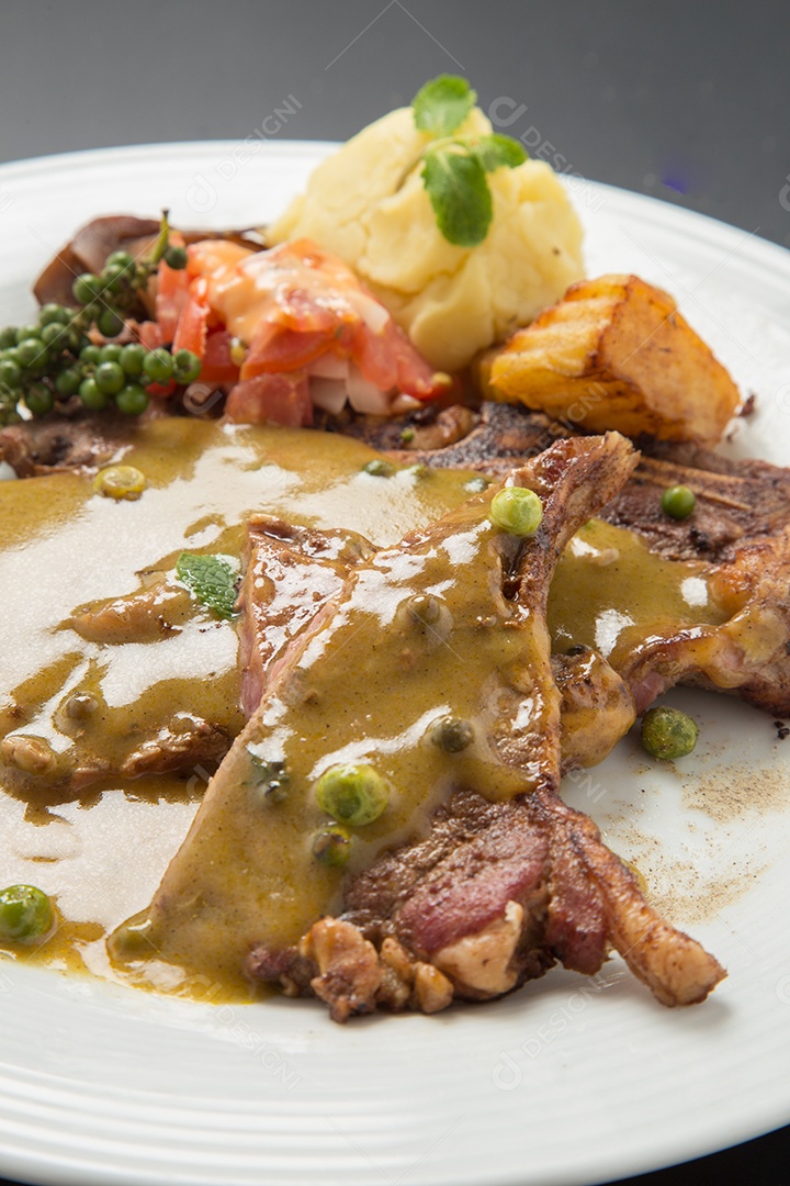 Bife de carne e salada de legumes em um prato.