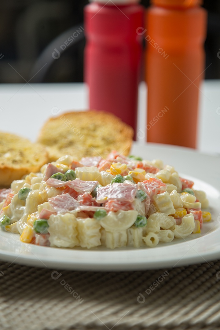 Salada de macarrão com maionese e legumes.